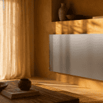 radiateur en acier pour chauffage central extra-plat sur mur ocre
