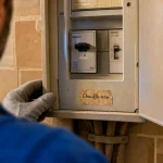 Disjoncteur chauffe-eau position I/O sur tableau électrique