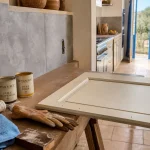 Rénover sa cuisine sans changer les meubles : façades et crédence, béton ciré