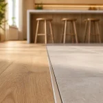 Jonction salon parquet et cuisine carrelage, profilé discret et alignement sur l’axe de l’îlot