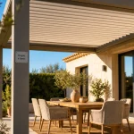 Terrasse couverte maison avec pergola à lames orientables