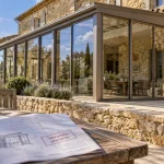 Véranda maison ancienne avec châssis aluminium et pierres